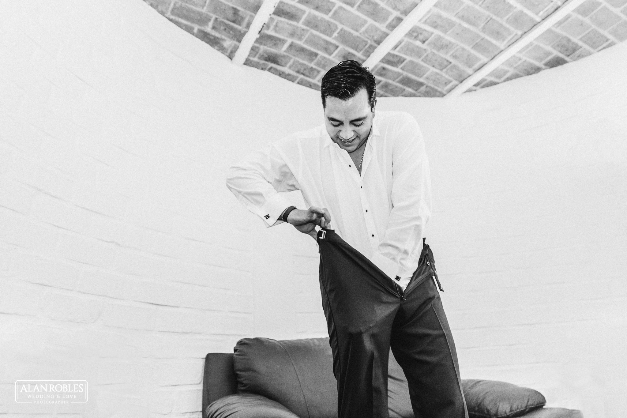 Getting Ready del novio, fotografia de bodas en Blanco. Alan Robles, fotografo de Bodas en Guadalajara.