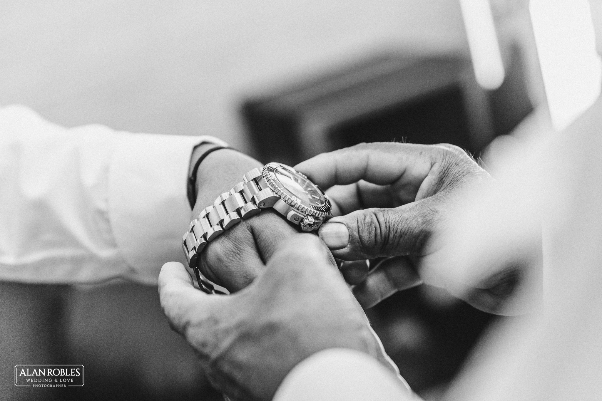 Getting Ready del novio, poniendose reloj. Fotografia de bodas en Blanco. Alan Robles, fotografo de Bodas en Guadalajara.