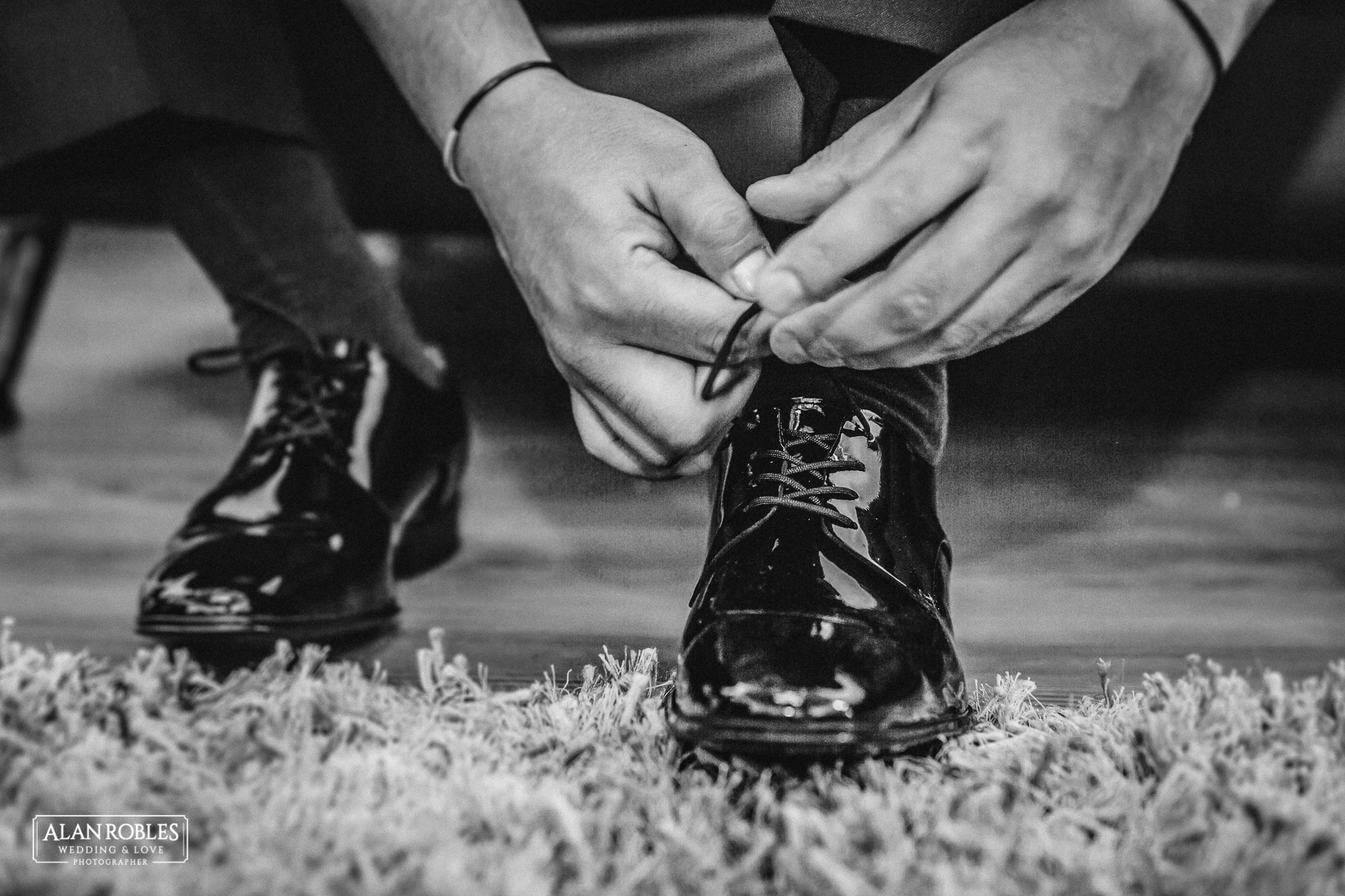 Zapatos del Novio. Getting Ready el dia de la boda, fotografia de bodas en Blanco. Alan Robles, fotografo de Bodas en Guadalajara. Amarrando las agujetas.