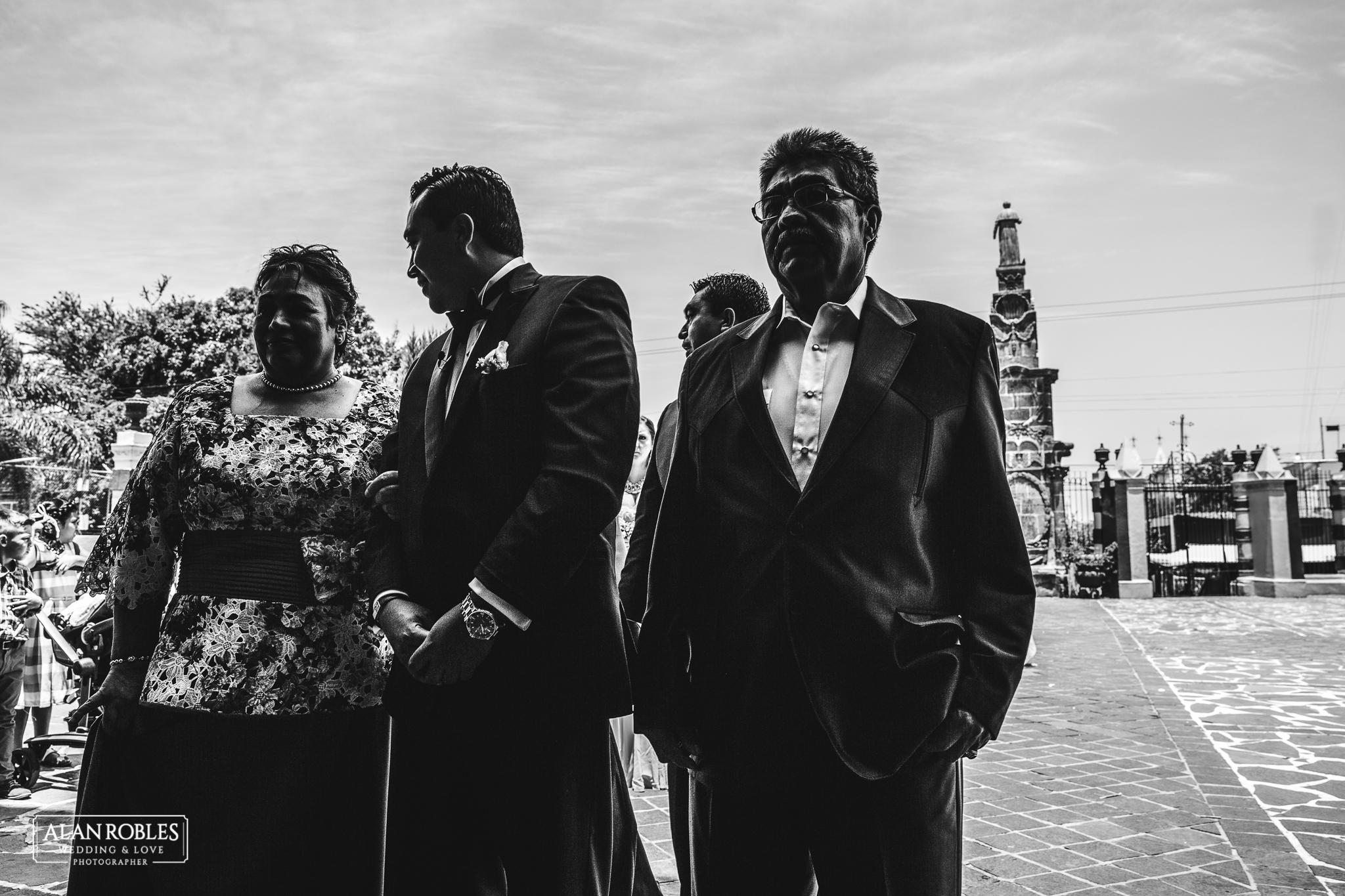 Novio con sus padres en la iglesia. Fotografia de bodas por Alan Robles Wedding & love Photographer.