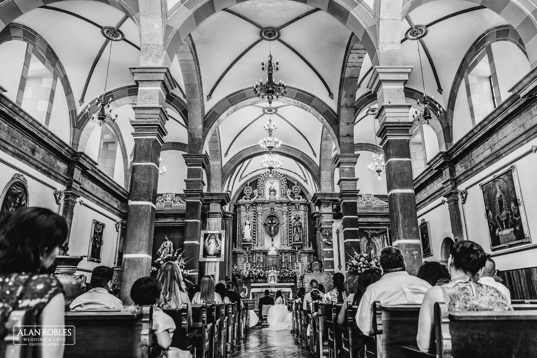Fotografia de Bodas. Parroquia Santo Santiago en Tonala, Jalisco. Vista del interior. Fotografo profesional Alan Robles.