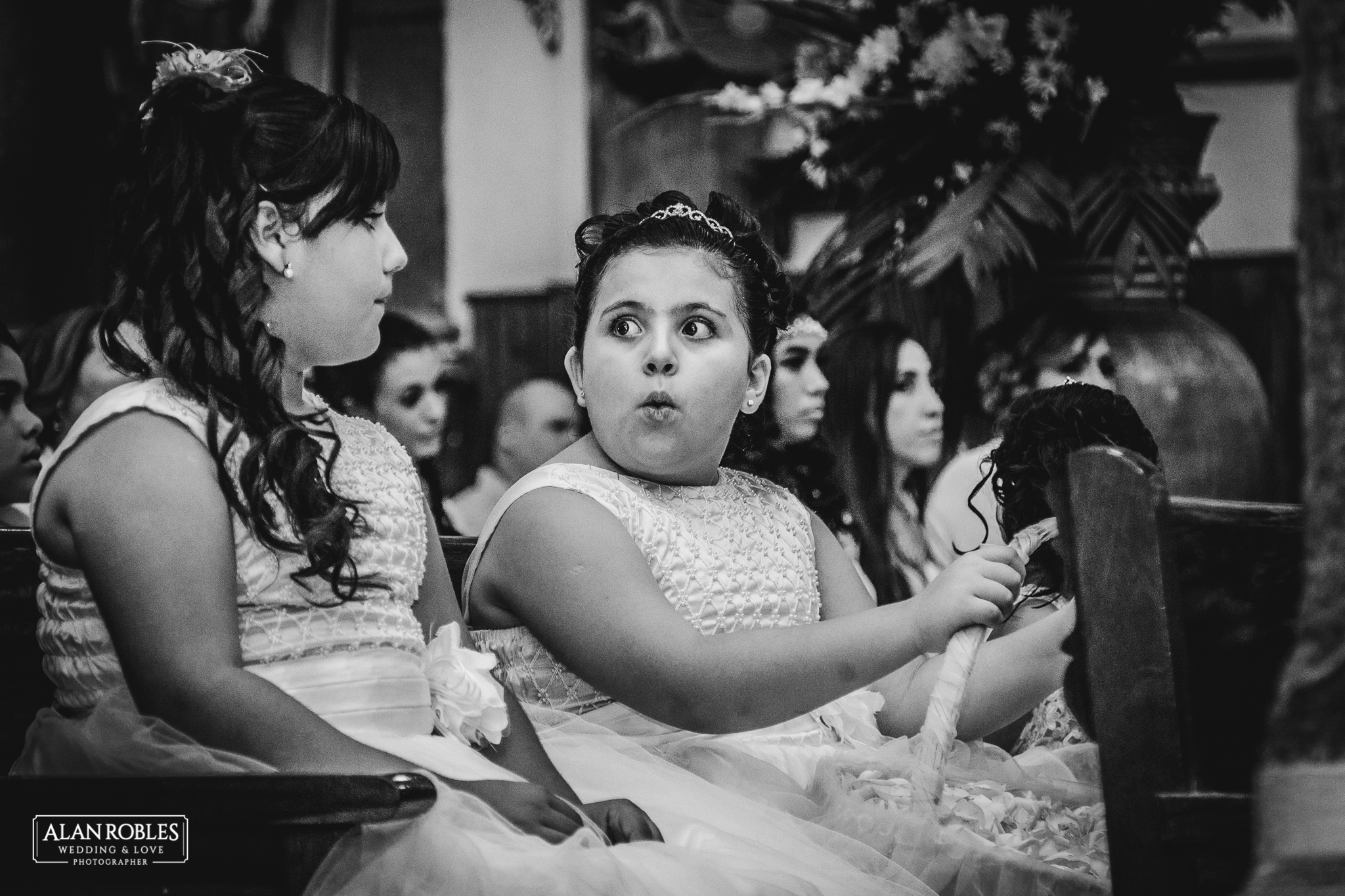 Foto de bodas en Blanco y Negro. Fotografo de bodas en Guadalajara Alan Robles. Parroquia Santo Santiago, Tonala.