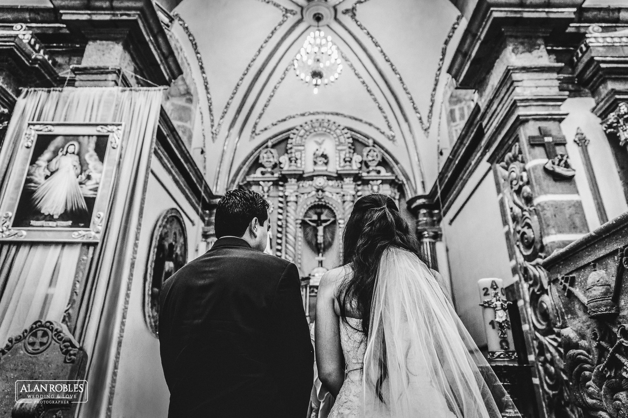 Novios en el altar el dia de su boda. Fotografia profesional de bodas por Alan Robles en Guadalajara.