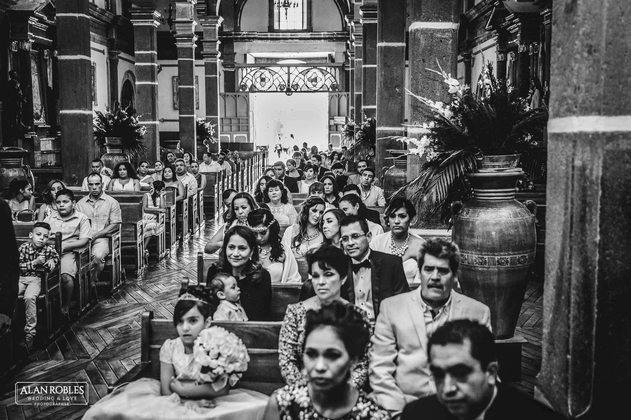 Invitados de boda en parroquia Santo Santiago en Tonala, Jalisco. Fotografo de Bodas Alan Robles.