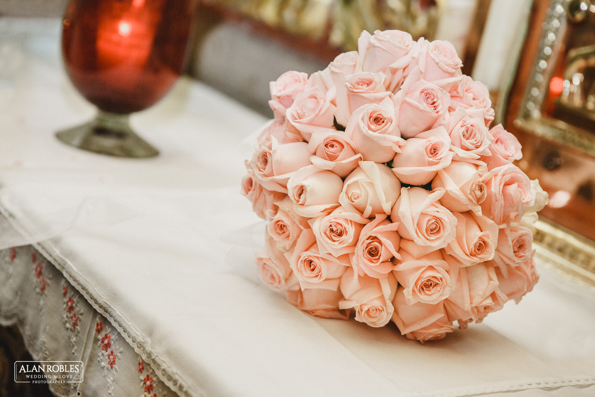 Ramo de novia con rosas. Fotografia documental de bodas. Alan Robles, fotografo de Bodas en Guadalajara.