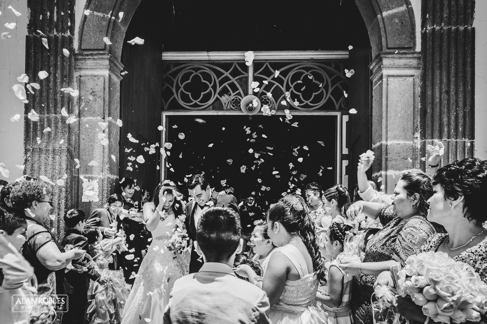 Petalos de flores a los novios a la salida de la iglesia. Fotografia de bodas. Alan Robles Fotografo profesional.