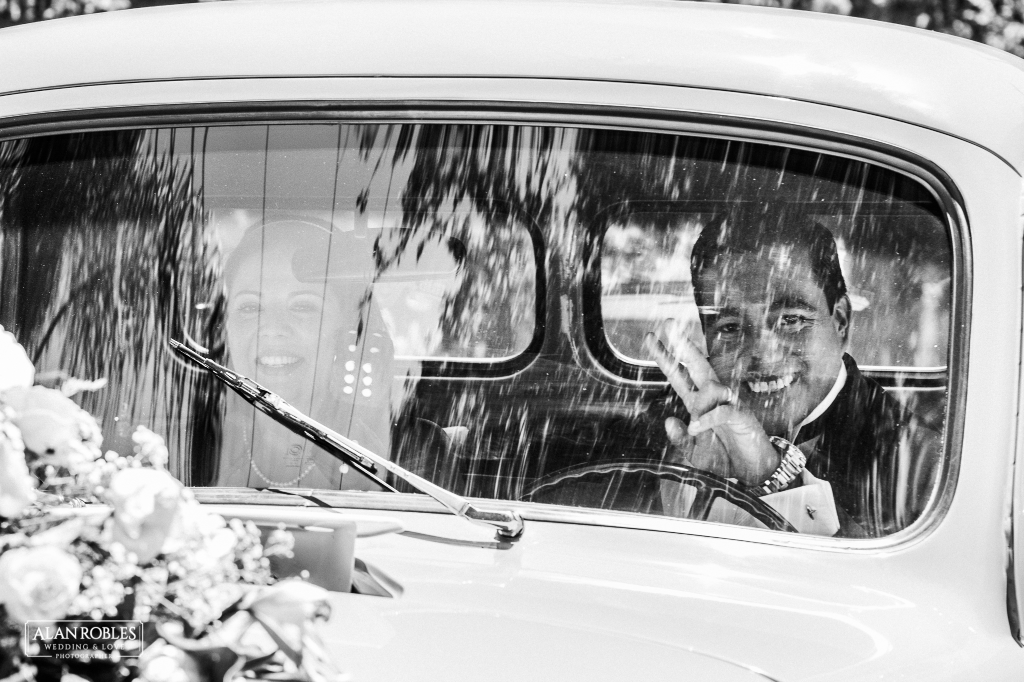 Wedding Moments. Fotografia documental de bodas. Novios en automovil. Alan RObles Fotografo de Bodas en Guadalajara.