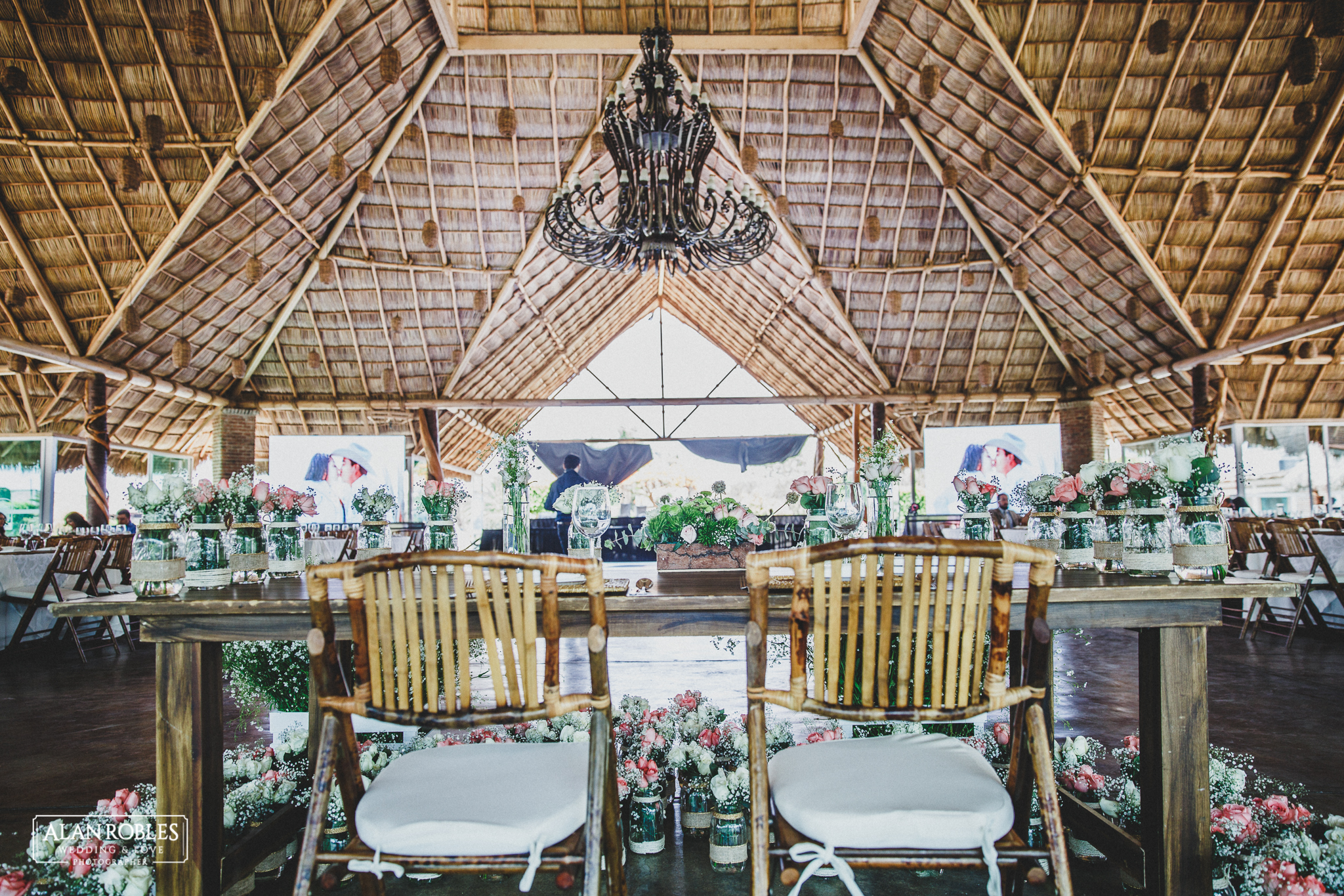 Hacienda Los Pozos en Guadalajara. Arreglos florales. Fotografo de bodas Alan Robles.