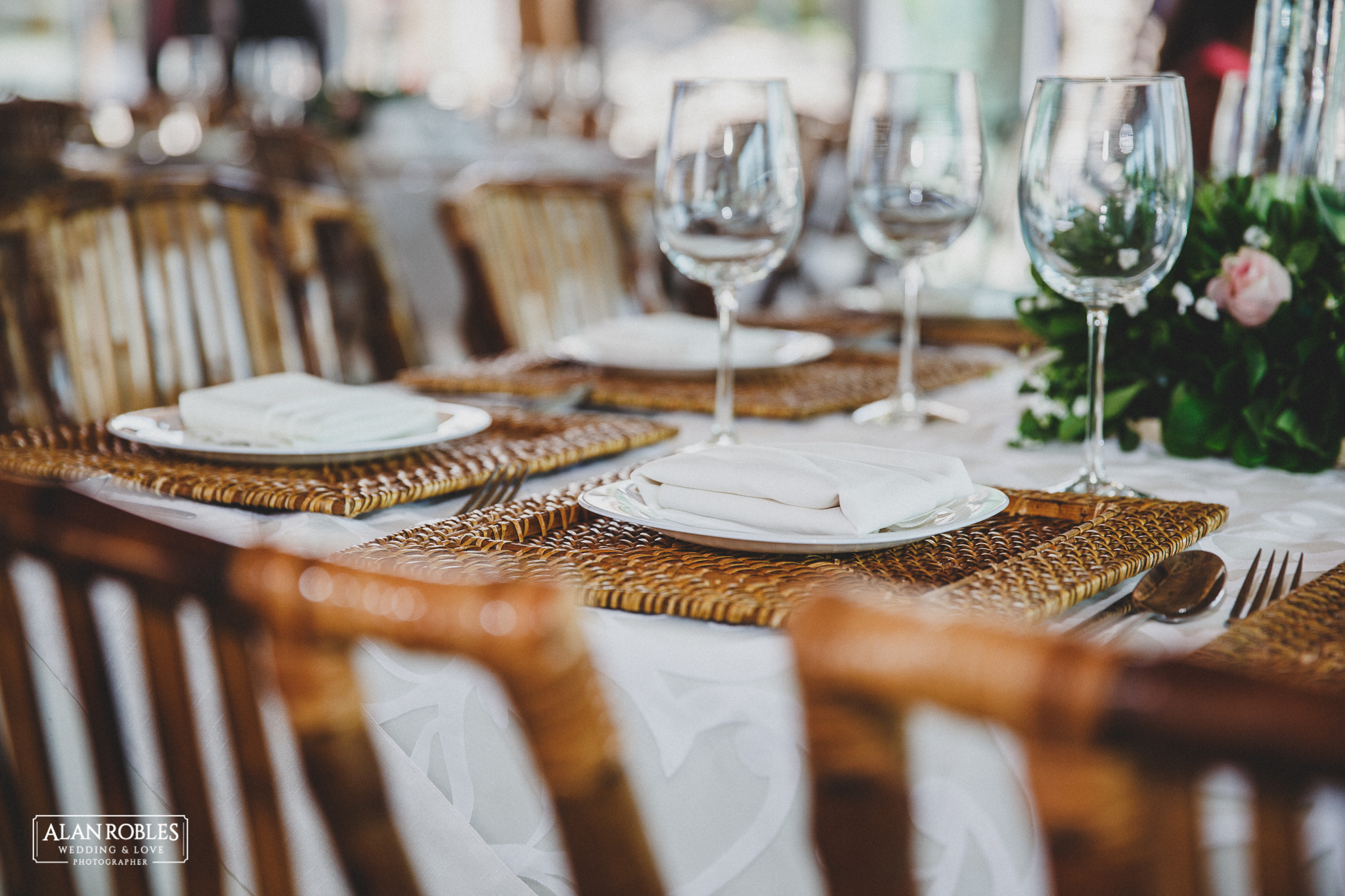 Arreglo de mesa para boda. Sillas de bambu y copas de cristal. Hacienda Los Pozos. Fotografo de bodas Alan Robles.