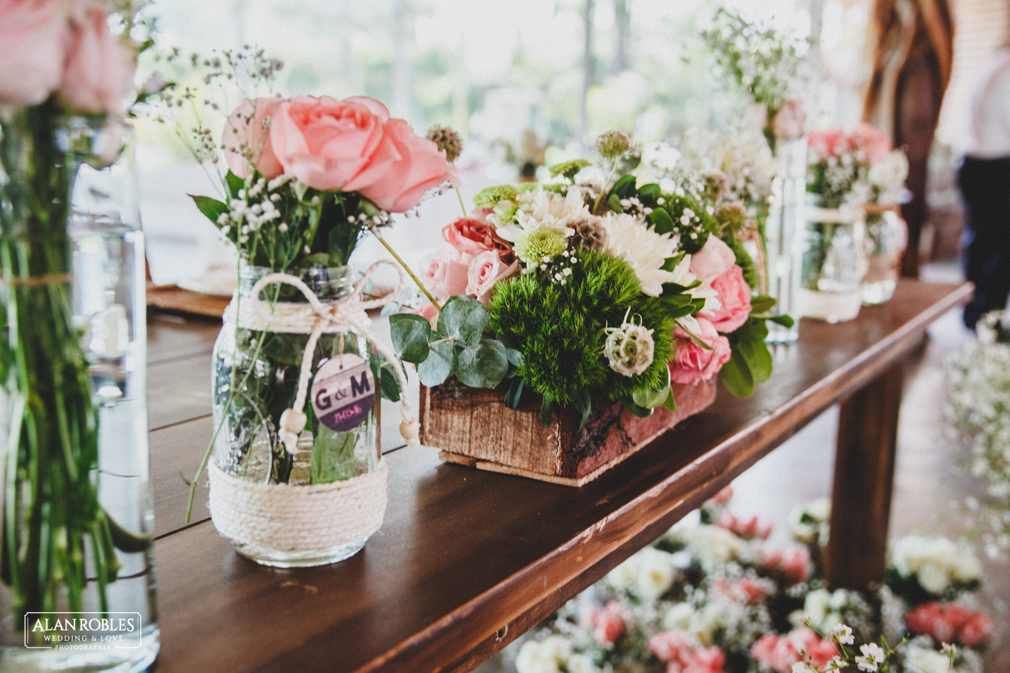 Arreglos de flores, centro de mesa para boda. Mesa de los novios. Fotografo de bodas Alan Robles.