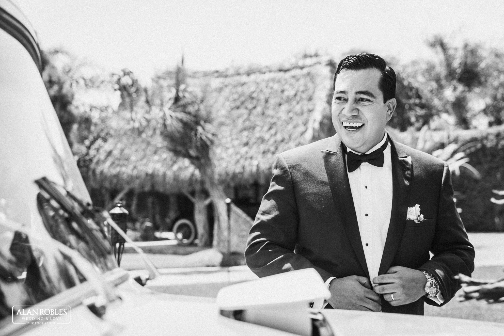 Novio sonriente con traje elegante el dia de su boda. Alan Robles fotografo de bodas en Guadalajara.