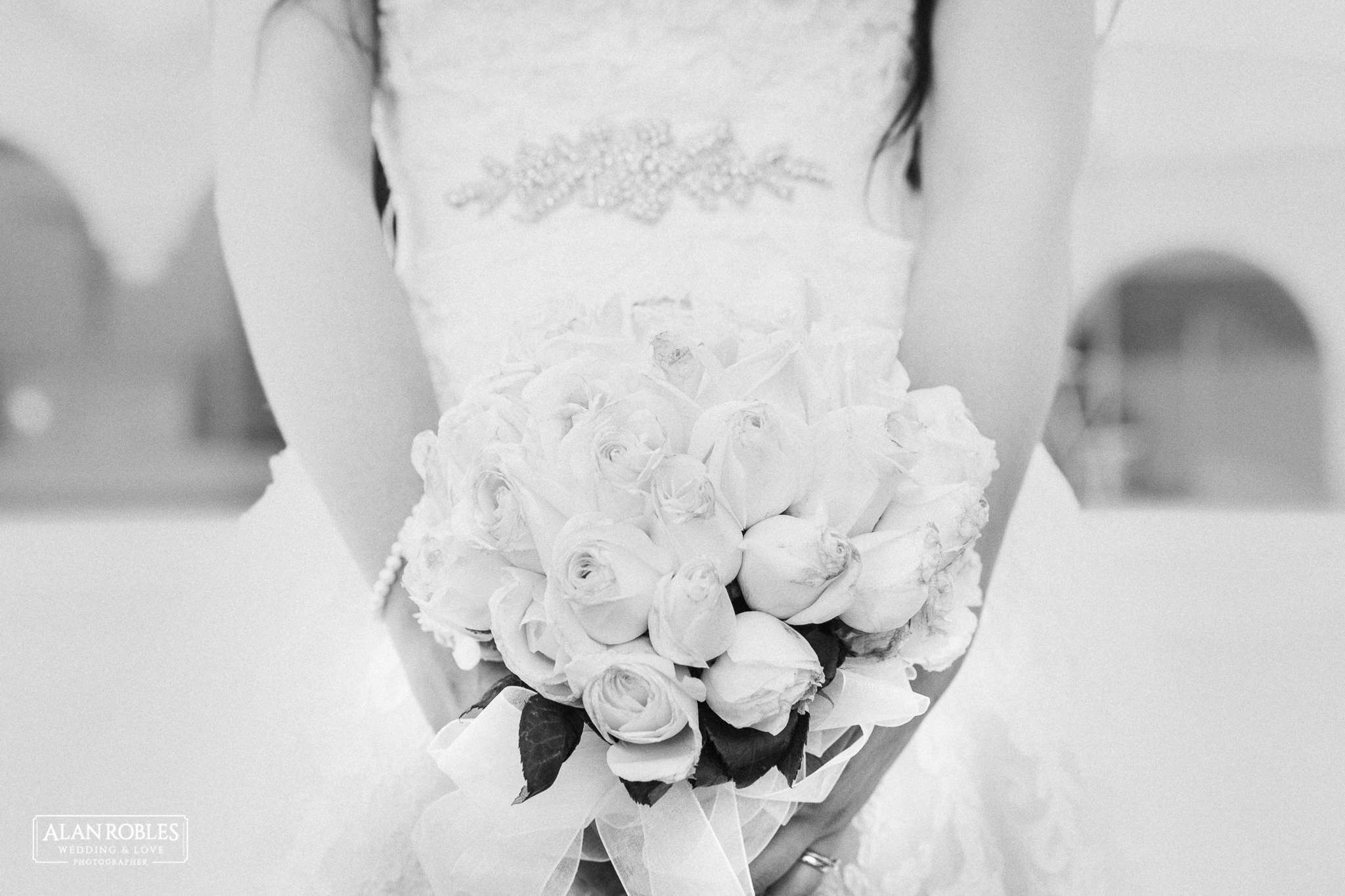 Ramo de novia con rosas blancas. Alan Robles Fotografo de bodas.