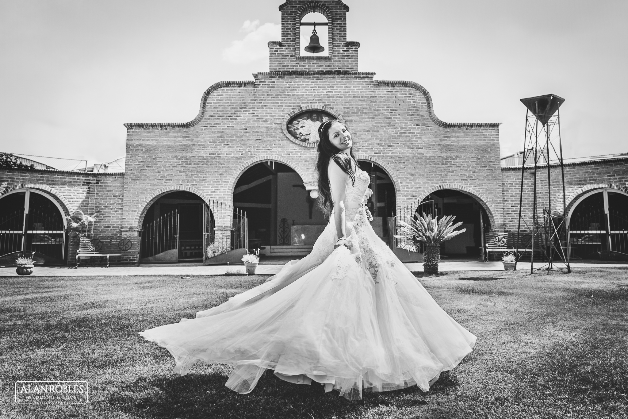 Novia Luciendo su vestido en movimiento en Hacienda Los Pozos. Fotografo de bodas Alan Robles.