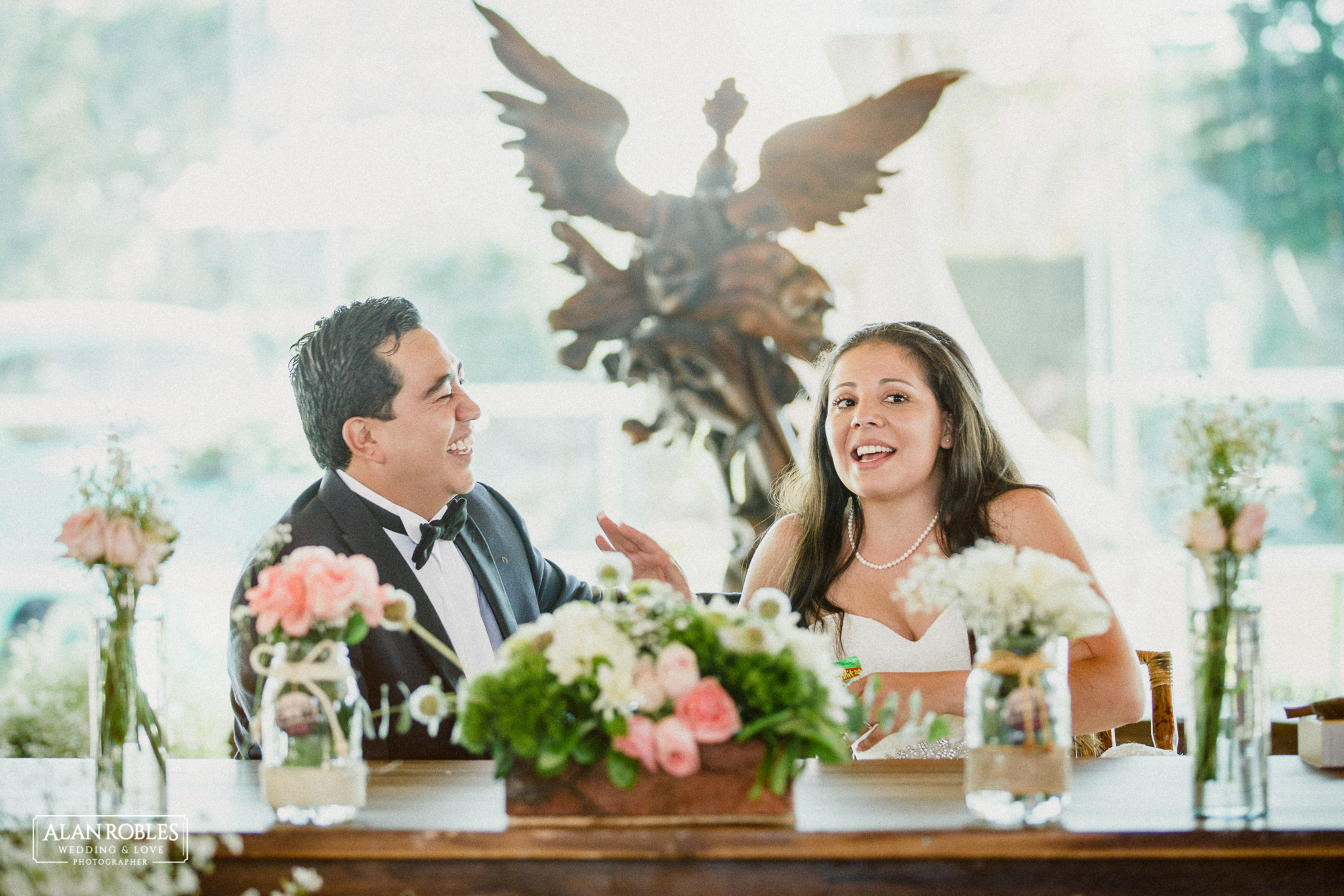 Fotografia de bodas. Novios Riendo en Hacienda Los Pozos. Alan Robles, fotografo de Bodas en Guadalajara.