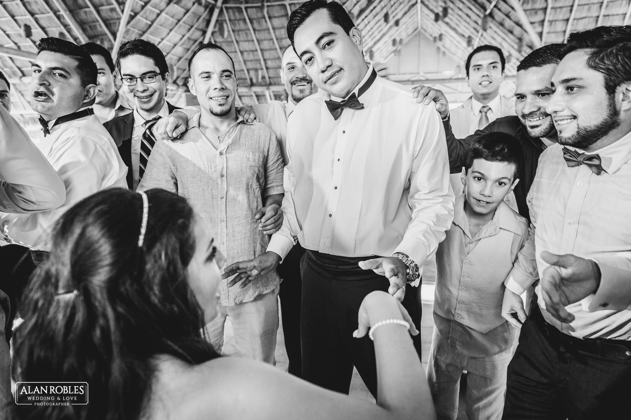 Wedding Moments. Fotografia documental de bodas. El novio y la liga en Hacienda Los Pozos. Alan Robles, El mejor fotografo de Bodas en Guadalajara.