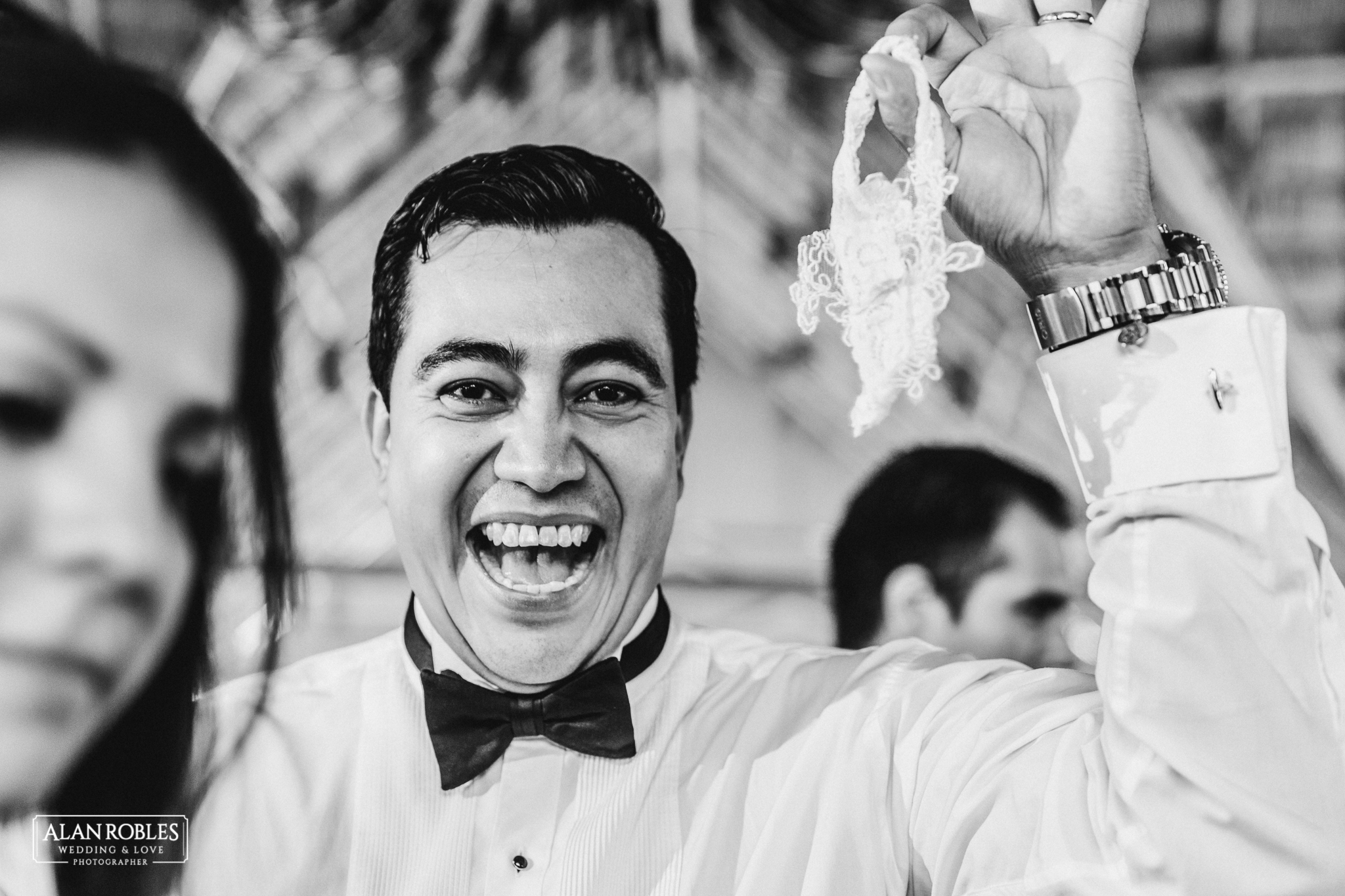 Wedding Moments. Novio con la liga, sonriendo en Hacienda Los Pozos. Alan Robles, El mejor fotografo de Bodas en Guadalajara.