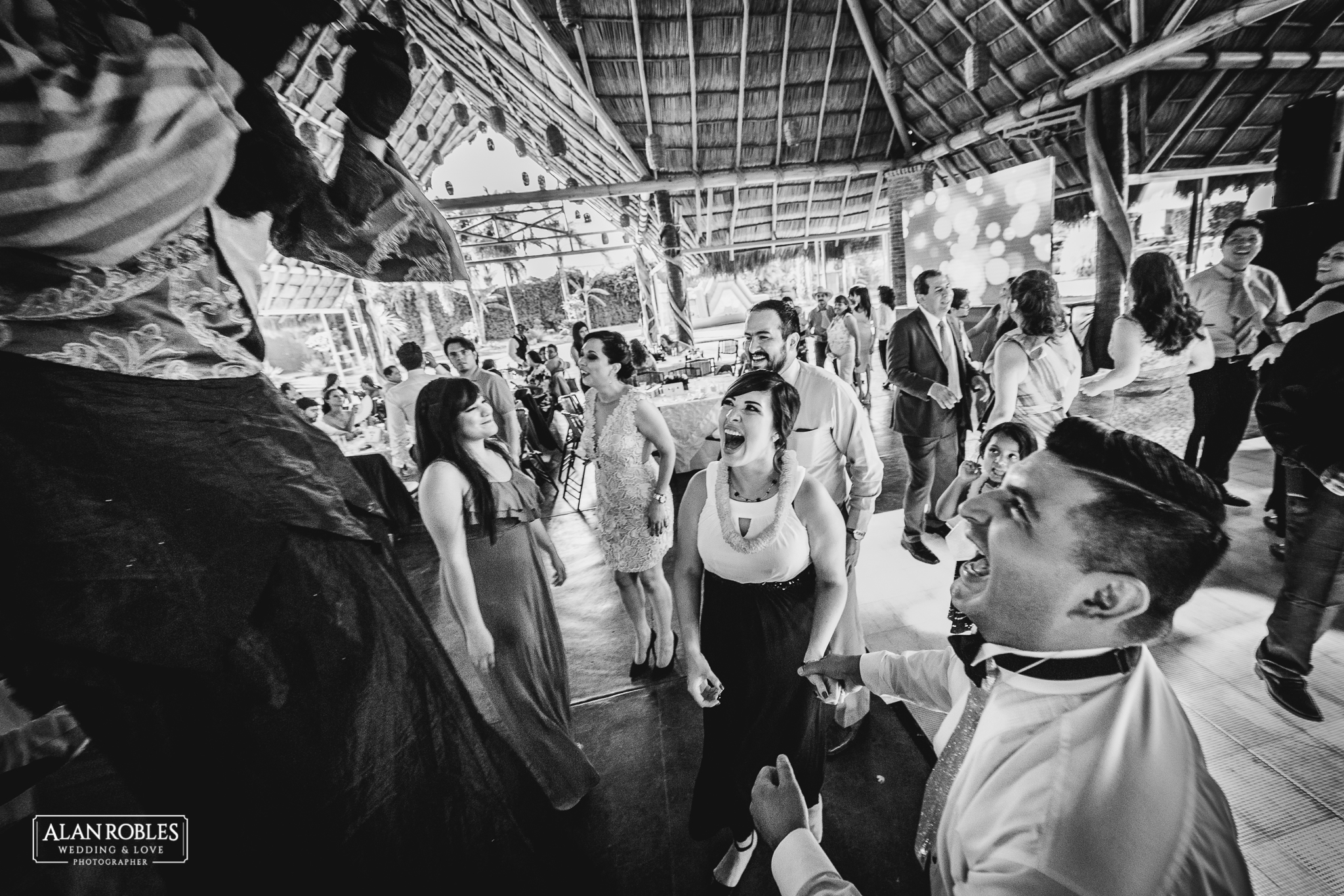 Wedding Moments. Fotografia documental de bodas. Invitados Riendo y bailando en Hacienda Los Pozos. Alan Robles, El mejor fotografo de Bodas en Guadalajara.