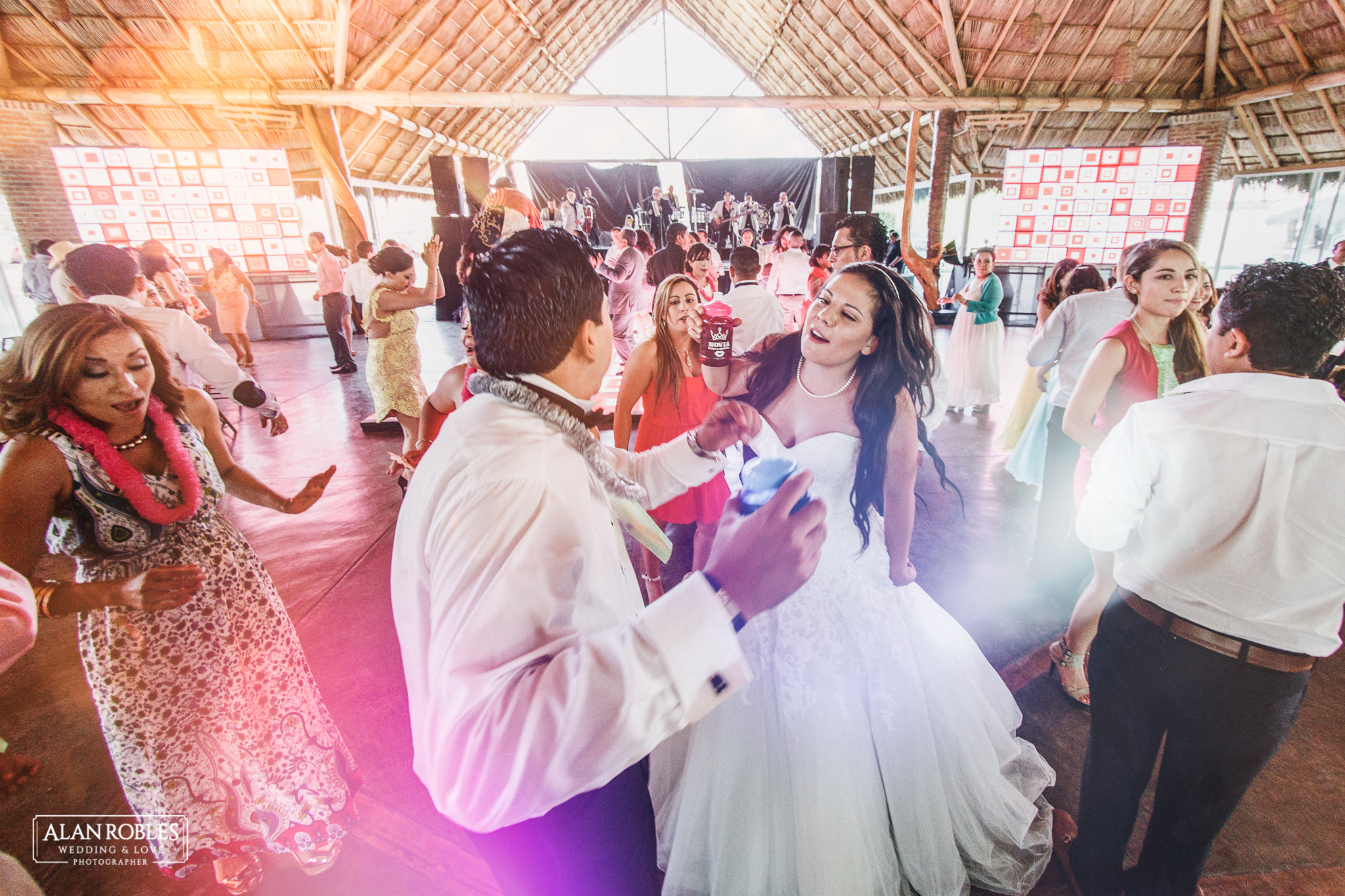 Novios Bailando en Fiesta de boda en Hacienda Los Pozos.El mejor fotografo de Bodas Alan Robles.