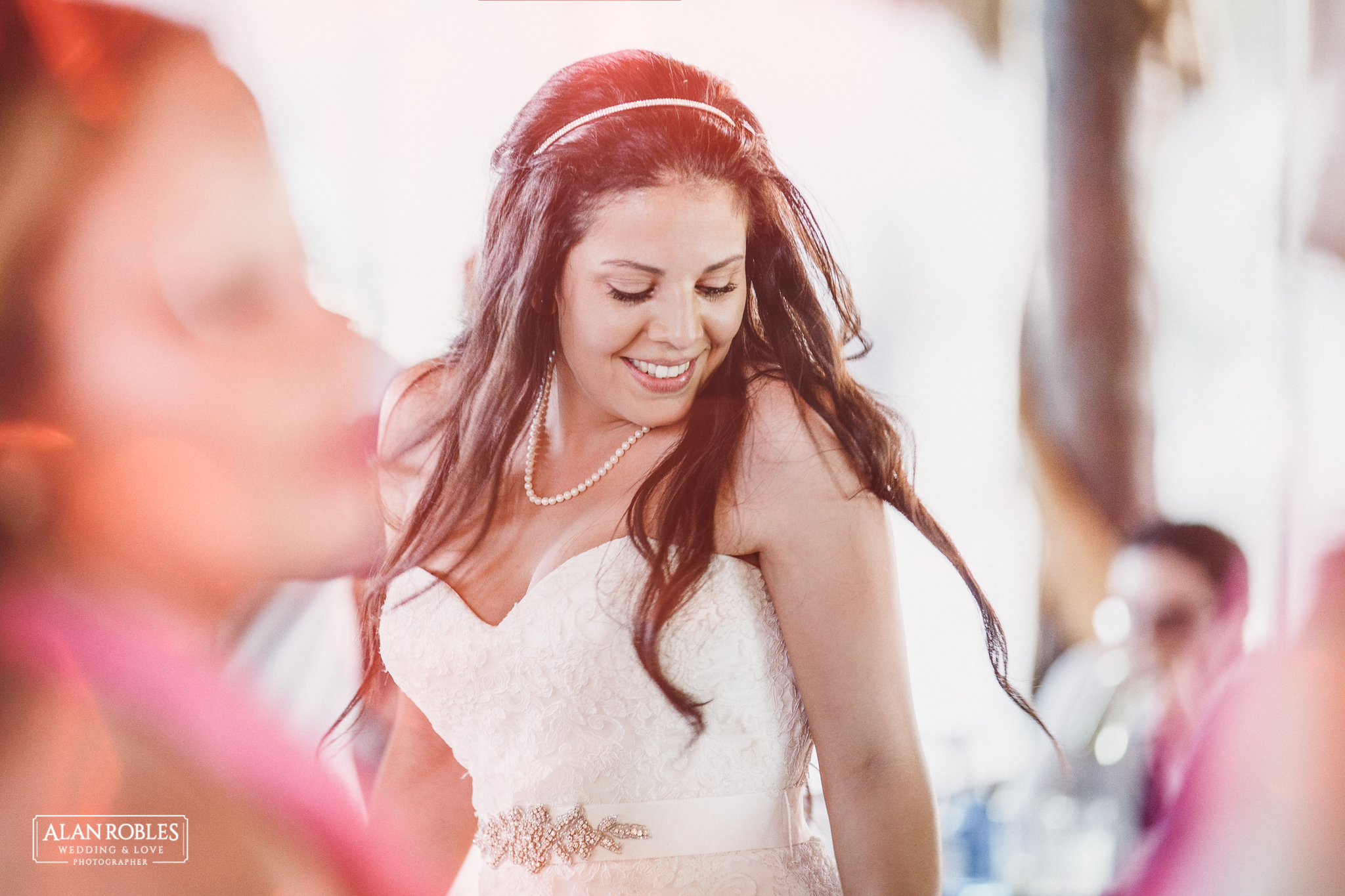 Novia bailando en Fiesta de boda en Hacienda Los Pozos.El mejor fotografo de Bodas Alan Robles.