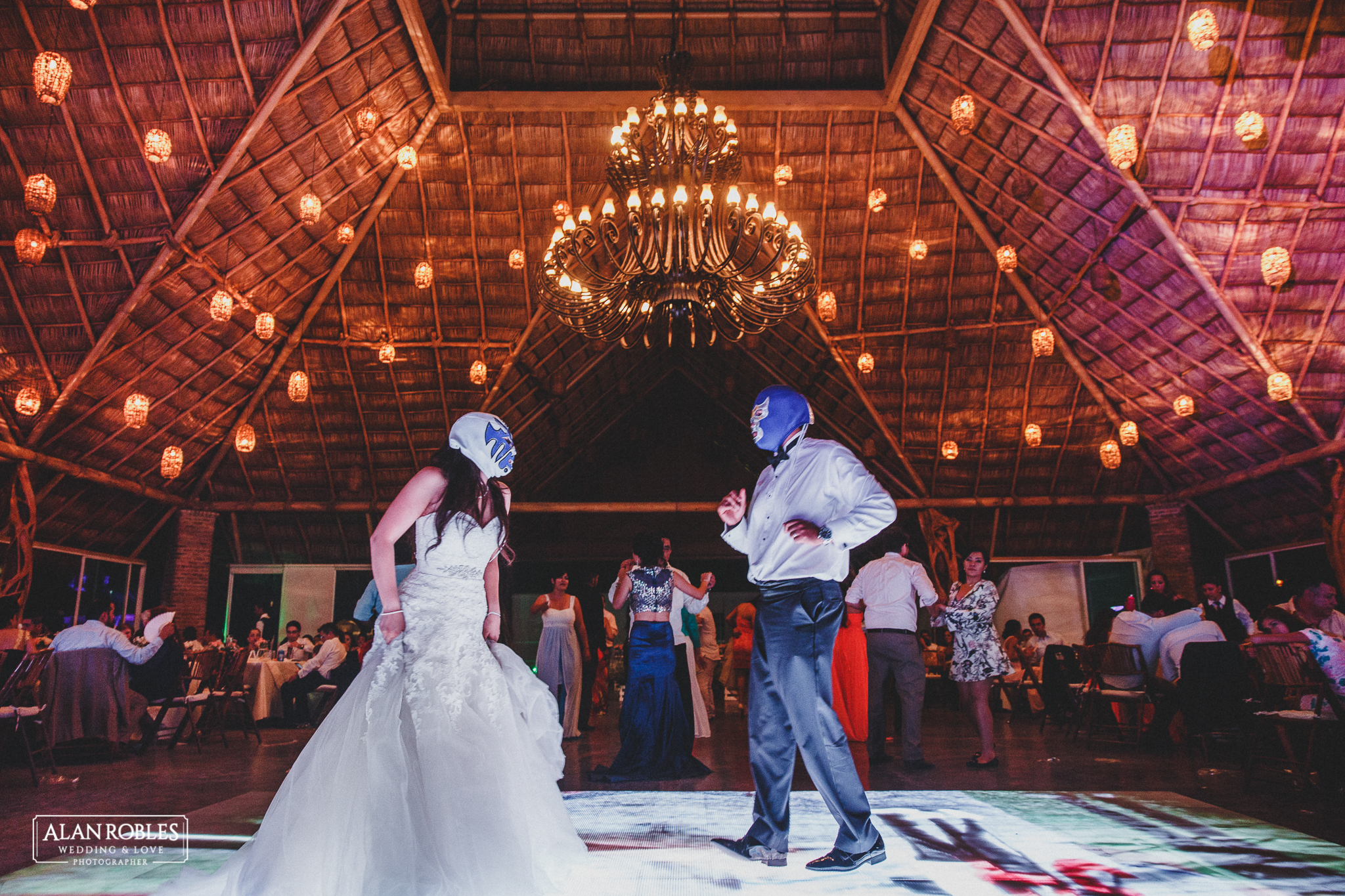 Foto divertida de novios con mascara de luchador en boda en Hacienda Los Pozos.El mejor fotografo de Bodas en Guadalajara Alan Robles.