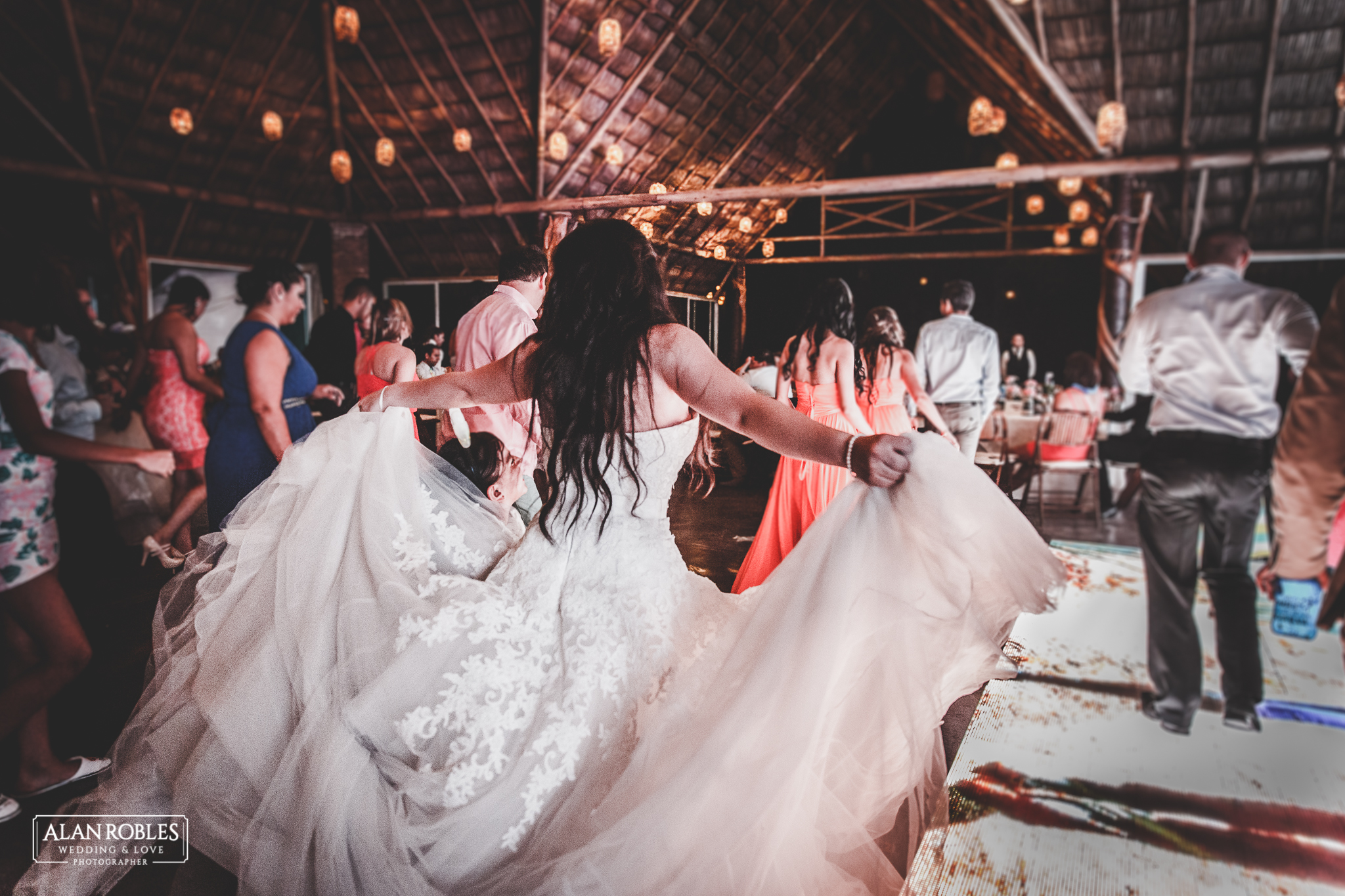 Novia luciendo su vestido y bailando en Hacienda Los Pozos.El mejor fotografo de Bodas Alan Robles.