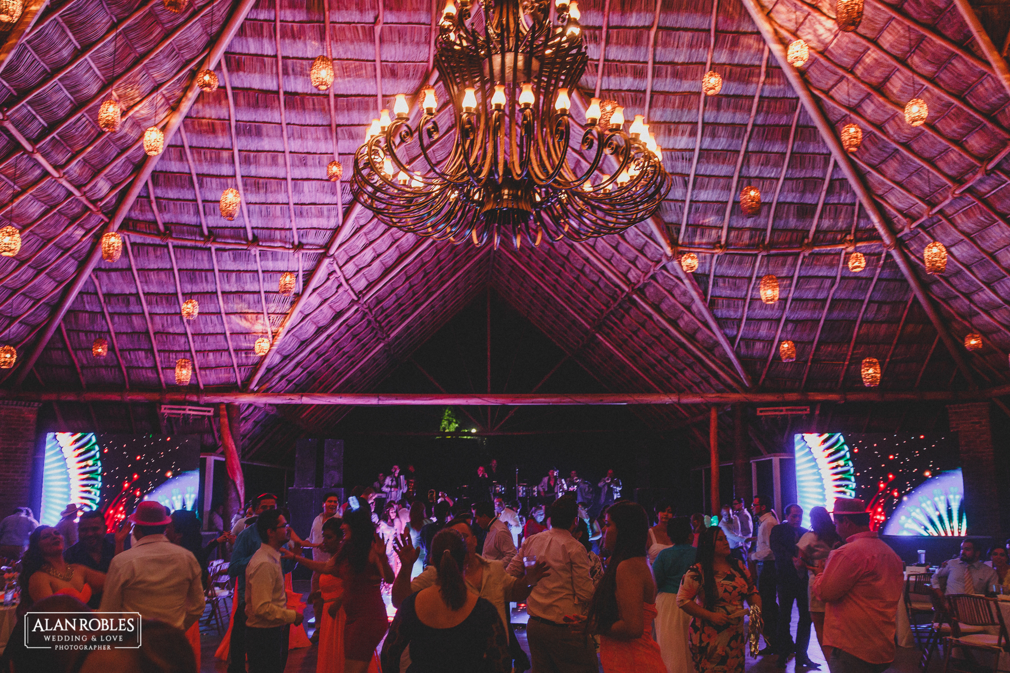 Fiesta de boda en Hacienda Los Pozos. Fotografo de Bodas Alan Robles en Guadalajara.