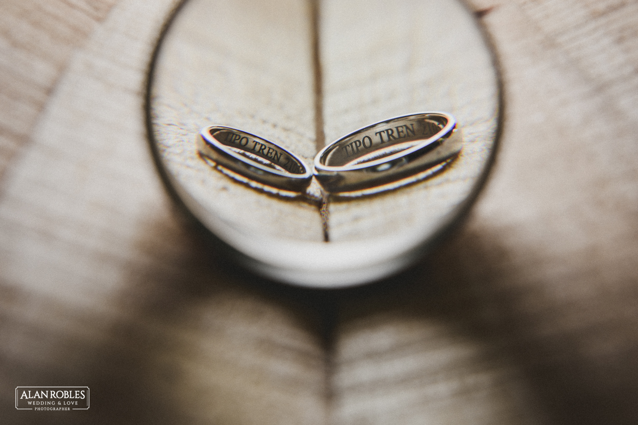 Anillos de boda grabados. Alan Robles Fotografo de bodas en Guadalajara.