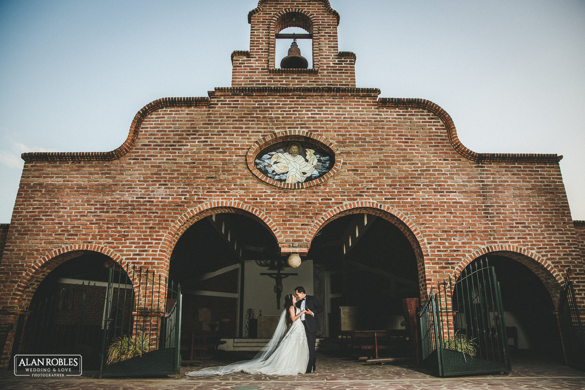 Foto de novios en capilla, hacienda Los Pozos. Fotografo de bodas en Guadalajara Alan Robles. Wedding session.