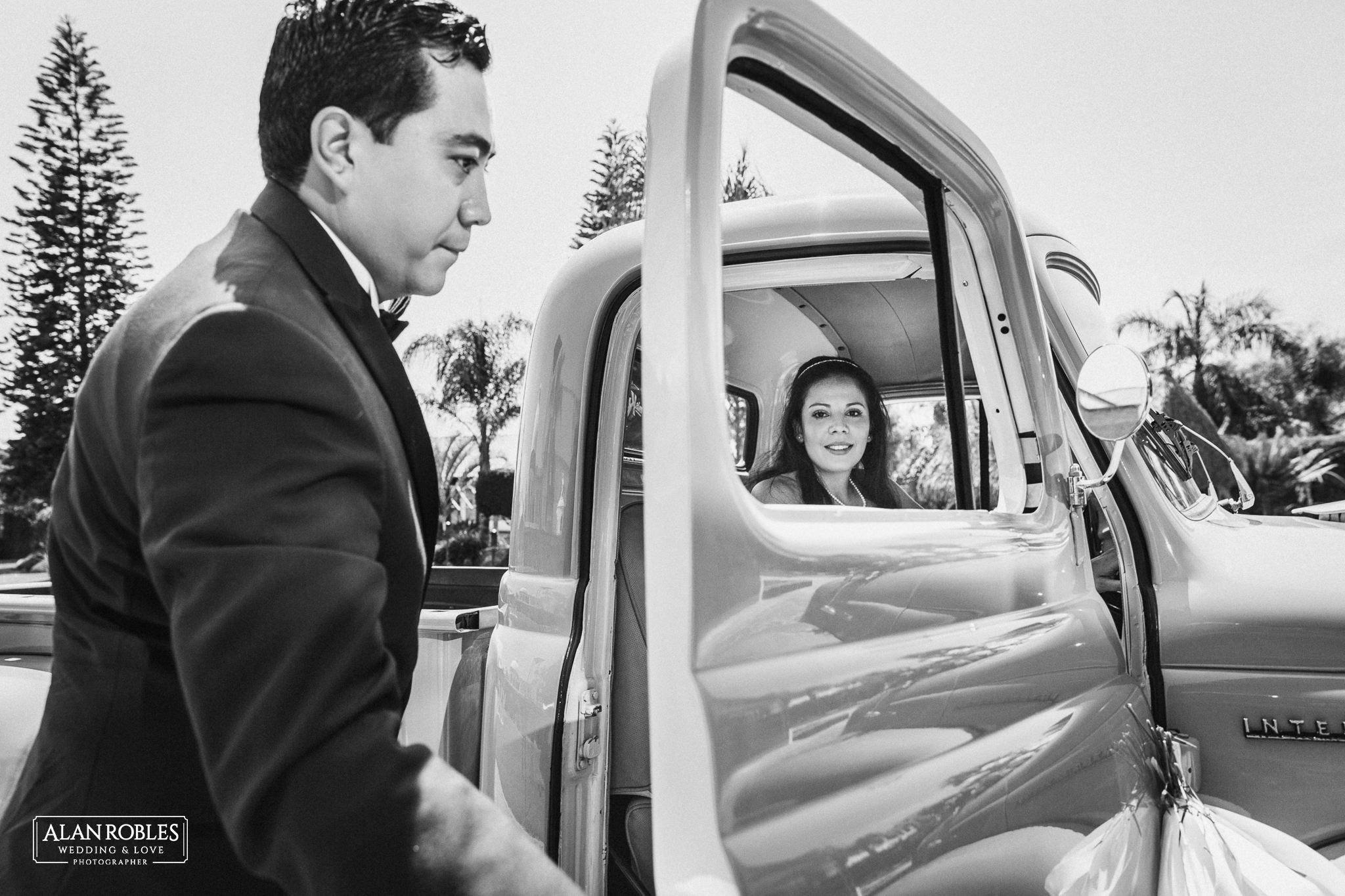 Novios el dia en el coche de bodas llegando a la recepcion de su boda en Hacienda Los Pozos. Fotografo de bodas Alan Robles en Guadalajara.