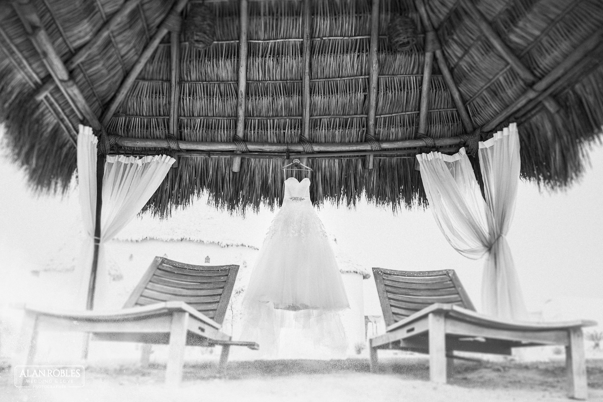 Vestido de novia colgado en una palapa en Hacienda Los Pozos en Guadalajara. Alan Robles Fotografo de Bodas.