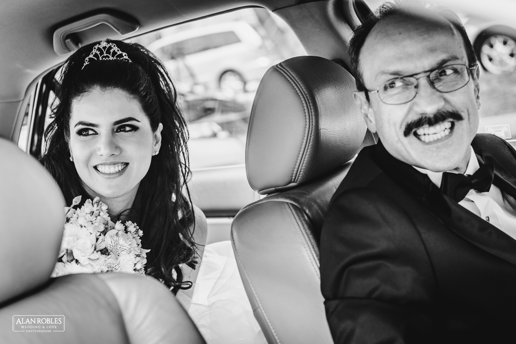Novia sonriente con su papa dentro del coche. Wedding Day, Wedding moments. Los mejores momentos de boda. Alan Robles Fotografo de bodas en Guadalajara.