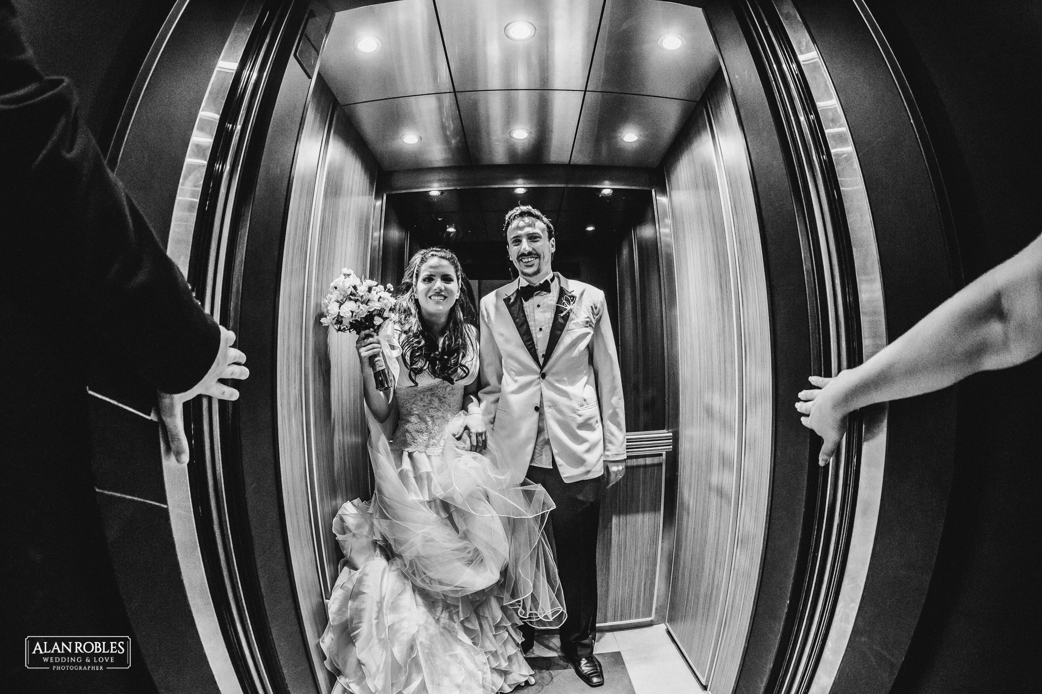 Novios en recepcion de bodas. Novios en elevador en hotel Malibu en Guadalajara. Retrato de novios en Blanco y negro. Wedding Moments. Los mejores momentos de boda. Fotografo Alan Robles.
