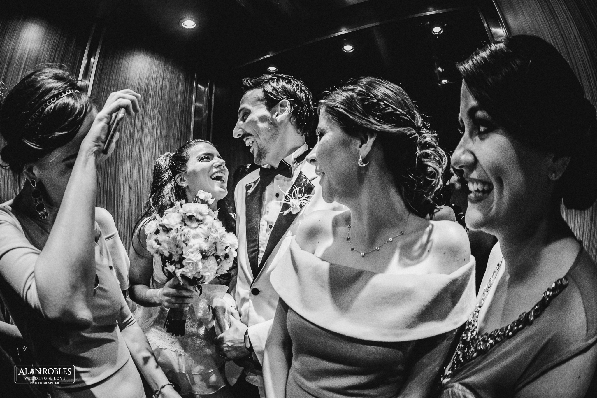 Novios con damas de honor en recepcion de bodas. Novios en elevador en hotel Malibu en Guadalajara. Retrato de novios en Blanco y negro. Wedding Moments. Los mejores momentos de boda. Fotografo Alan Robles.