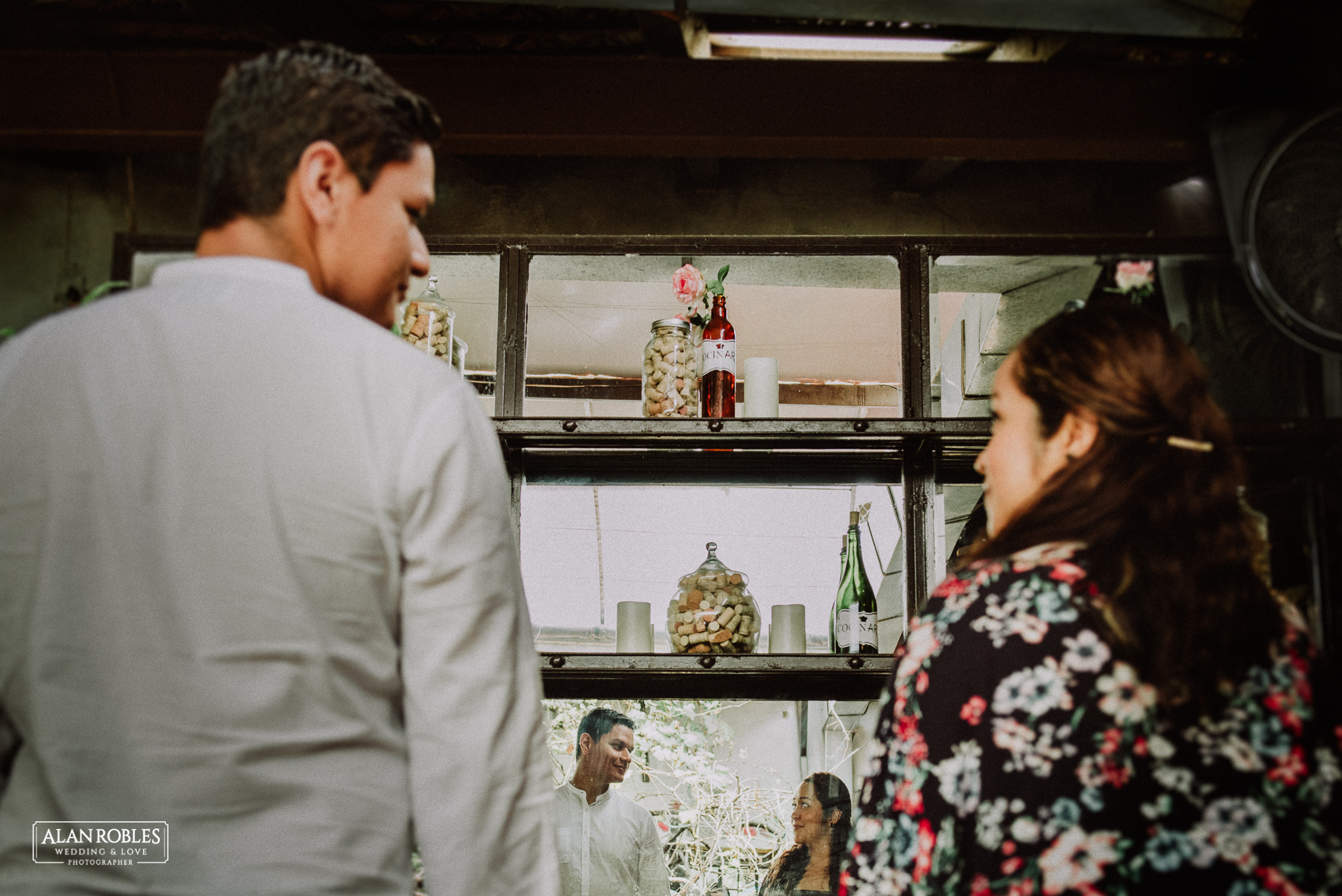 Sesion de fotos Preboda en Laguna de Chapala, Ajijic. Fotografia de bodas - Alan Robles Wedding & Love Photographer. Fotos creativas para boda. Ideas para fotos de boda. El mejor fotografo de bodas en Guadalajara.